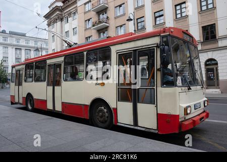 Old Skoda Trolley Busse in einer Straße in Vilnius, Litauen. Öffentlicher Verkehr VVT (Vilniaus viešasis transportas) Stockfoto