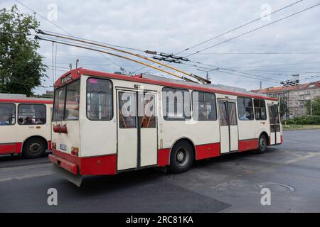 Old Skoda Trolley Busse in einer Straße in Vilnius, Litauen. Öffentlicher Verkehr VVT (Vilniaus viešasis transportas) Stockfoto