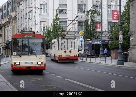 Zwei alte Skoda Trolley-Busse fahren an einer Straße im Zentrum von Vilnius, Litauen vorbei. Öffentlicher Verkehr VVT (Vilniaus viešasis transportas) Stockfoto