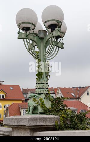 LJUBLJANA, SLOWENIEN - 7. MÄRZ 2023: Dies ist eine Jugendstillampe, die die Drachenbrücke schmückt. Stockfoto