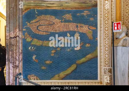 ROM, VATIKAN - 9. MÄRZ 2023: Dies ist eine der Reliefkarten in der Kartengalerie in den Vatikanischen Museen. Stockfoto
