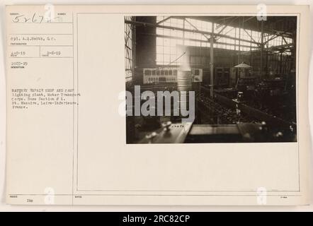 Ein Foto einer Batteriereparaturwerkstatt und einer Lagerbeleuchtungsanlage in St. Nazaire, Loire-Inferieure, Frankreich. Aufgenommen am 8. April 1919 vom Fotografen AF Co. 2503-19. Das Bild zeigt CPL.A.Q. Smith und andere an Werkstattarbeiten für das Motor Transport Corps beteiligte Personen, Base Section #1. Stockfoto