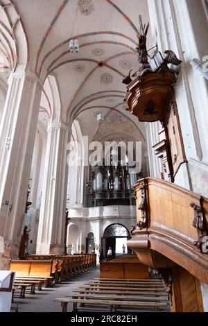 Das Innere der römisch-katholischen Kirche St. Francis und St. Bernard (auch bekannt als Bernardinenkirche) in Vilnius mit Orgel und Kanzel Stockfoto