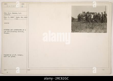 Verwundeter Soldat Privat E.J. Peters, die während des Ersten Weltkriegs an einer 1.-Hilfe-Verbandstation in Frankreich behandelt wurden. Foto aufgenommen am 29. September 1918. Das Bild zeigt Wachleute, die sich um den verwundeten Soldaten kümmern. Die Bildunterschrift stammt aus offiziellen Aufzeichnungen. Stockfoto