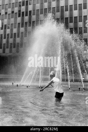 New York, New York: 8. August 1971 Eine Frau kühlt sich in einem Brunnen ab. Stockfoto