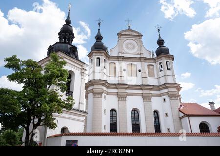 Weiß getünchte Fassade von St. Michael's Church oder St. Michael Erzengel Kirche mit Doppeltürmen in Vilnius, Litauen Stockfoto