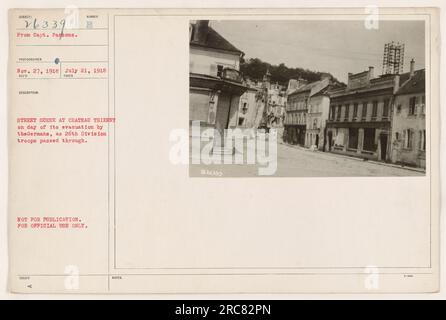 Soldaten der 26. Division durchqueren die verlassenen Straßen des Chateau Thierry nach der deutschen Evakuierung am 21. Juli 1918. Dieses Foto wurde am 27. November 1918 von Captain Parbons aufgenommen und ist nicht für den öffentlichen Gebrauch, sondern nur für offizielle Zwecke gedacht. Stockfoto