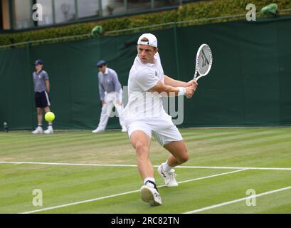 London, Großbritannien. 04. Juli 2023. Tallon Griekspoor der Niederlande am zweiten Tag der Wimbledon-Meisterschaft 2023 im All England Lawn Tennis and Croquet Club, Wimbledon in London am Dienstag, den 04. Juli 2023. (Foto: Hugo Philpott/BSR Agency) Kredit: BSR Agency/Alamy Live News Stockfoto