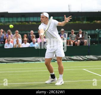 London, Großbritannien. 04. Juli 2023. Tallon Griekspoor der Niederlande am zweiten Tag der Wimbledon-Meisterschaft 2023 im All England Lawn Tennis and Croquet Club, Wimbledon in London am Dienstag, den 04. Juli 2023. (Foto: Hugo Philpott/BSR Agency) Kredit: BSR Agency/Alamy Live News Stockfoto