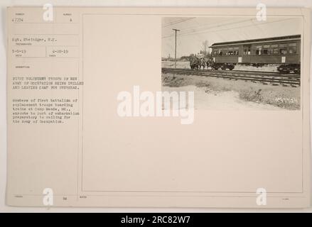 Mitglieder des ersten Ersatzbataillons der neuen Besatzungsarmee sind auf diesem Foto von Sergeant Steiniger am 5. Mai 1919 zu sehen. Sie werden in Camp Meade, Maryland, beim Einsteigen in Züge gezeigt, auf dem Weg zum Einschiffungshafen, als Vorbereitung für die Segeltour zur Besatzungsarmee. Stockfoto