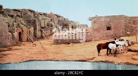 Acoma, New Mexico: ca. 1899 Ein Fotochrom von der Detroit Publishing Company einer Straße in der Sky City Acoma Pueblo. Stockfoto