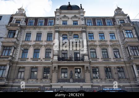 Fassade eines Jugendstilgebäudes in der Brīvības iēla-Straße im Zentrum von Riga, Lettland Stockfoto