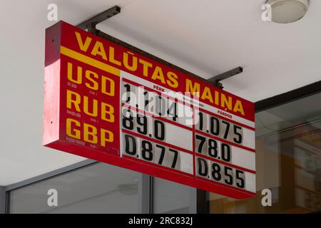 Schild an einem Geldwechselbüro in Riga mit den aktuellen Hauptwährungen USD (Dollar), Rubel (Rubel) und GBP (Pfund) Stockfoto