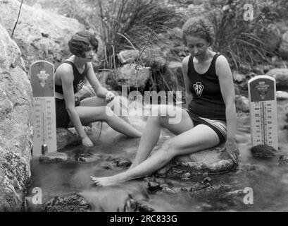 Arrowhead Springs, Kalifornien: 17. November 1926 zwei Frauen sitzen in den warmen Heilquellen von Arrowhead Springs außerhalb von Los Angeles. Stockfoto