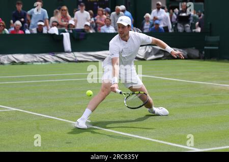 London, Großbritannien. 06. Juli 2023. Botic Van De Zandschulp aus den Niederlanden am vierten Tag der Wimbledon-Meisterschaft 2023 im All England Lawn Tennis and Croquet Club, Wimbledon in London am Donnerstag, den 06. Juli 2023. (Foto: Hugo Philpott/BSR Agency) Kredit: BSR Agency/Alamy Live News Stockfoto