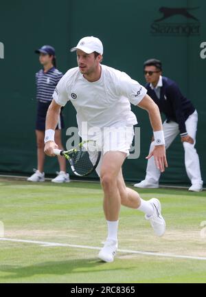 London, Großbritannien. 06. Juli 2023. Botic Van De Zandschulp aus den Niederlanden am vierten Tag der Wimbledon-Meisterschaft 2023 im All England Lawn Tennis and Croquet Club, Wimbledon in London am Donnerstag, den 06. Juli 2023. (Foto: Hugo Philpott/BSR Agency) Kredit: BSR Agency/Alamy Live News Stockfoto