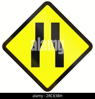 Indonesisches Straßenwarnschild: Einspurige Straße/schmale Straße voraus Stockfoto