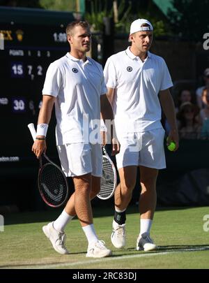 London, Großbritannien. 07. Juli 2023. Tallon Griekspoor und Bart Stevens aus den Niederlanden am 5. Tag der Wimbledon-Meisterschaft 2023 im All England Lawn Tennis and Croquet Club, Wimbledon in London am Freitag, den 07. Juli 2023. (Foto: Hugo Philpott/BSR Agency) Kredit: BSR Agency/Alamy Live News Stockfoto