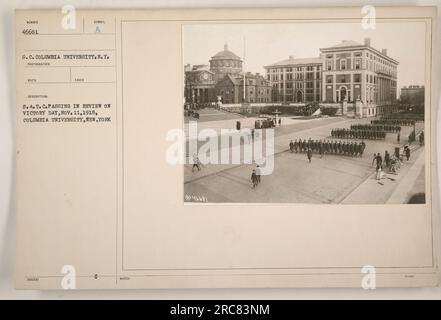 Titel: Mitglieder der S.A.T.C. (Student Army Training Corps) Pass in Review am Victory Day, 11. November 1918, an der Columbia University, New York. Das Foto wurde vom Fotografen Seco aufgenommen und ist Teil einer Sammlung, die amerikanische Militäraktivitäten während des Ersten Weltkriegs dokumentiert Stockfoto