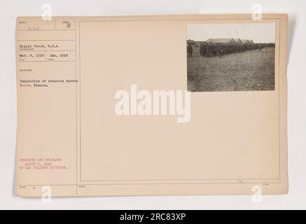 Flugzeugkadetten werden während des Ersten Weltkriegs in Tours, Frankreich, inspiziert. Dieses Foto wurde am 8. März 1918 im Rahmen der Aktivitäten des Signalkorps aufgenommen. Das Bild ist eines von einer Reihe von Fotos, die die militärische Ausbildung von Kadetten dokumentieren. Dieses Foto wurde zensiert und am 3. März 1918 von der Abteilung des war College veröffentlicht. Stockfoto