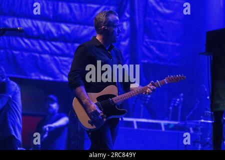 San Diego, USA. 12. Juli 2023. Jason Isbell führt am Mittwoch, den 12. Juli 2023, ein Konzert im Humphrey's by the Bay in San Diego, Kalifornien, auf. Neben seiner Rolle als Musiker ist Herr Isbell auch ein Schauspieler, der im Oktober 2023 den Film „Killer des Blumenmondes“ mitspielt, der von Martin Scorsese und den Stars Leonardo DiCaprio und Robert De Niro gedreht wird. (Foto: Rishi Deka/Sipa USA) Kredit: SIPA USA/Alamy Live News Stockfoto