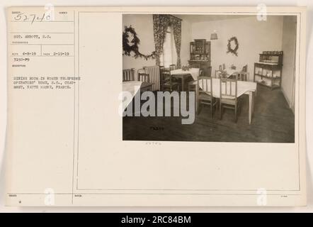 Bildunterschrift: Esszimmer im Haus von Telefonfrauen bei S.C. Chaumont, Haute Marne, Frankreich. Das Foto wurde am 19. Februar 1919 aufgenommen und zeigt die Lebensbedingungen der Hello Girls im Ersten Weltkrieg Sergeant Abbott, ein Signalkorps-Fotograf, hat dieses Bild aufgenommen, das später als Teil der Militärakten herausgegeben wurde. Stockfoto