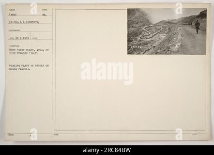 Eine Gruppe von West Point Absolventen der Klasse 1921, auf einer Tour durch Italien, parkte ihre Trucks auf dem Mount Pasubio. Dieses Foto wurde am 1. Dezember 1919 von LT. Oberstleutnant G.R. Harrison aufgenommen. Symbol Beschreibung: West Point Klasse, 1921, auf Tour durch Italien. Stockfoto