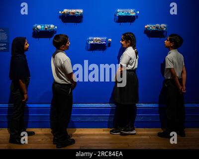 London, Großbritannien. 13. Juli 2023. Ships in Bottles by Icknield Primary School, Luton, im Alter von 8-9 Jahren – in der National Gallery werden im Jahr 28. Kunstwerke von Kindern ausgestellt. Schüler im ganzen Land lassen sich von Claude-Joseph Vernet's A Shipwreck in Stormy Seas inspirieren. Kredit: Guy Bell/Alamy Live News Stockfoto