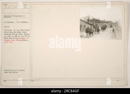 Offiziere der 76. Feldartillerie, 3. Armeekorps, die durch die Hauptstraße einer Stadt auf dem Weg zur Front im Ersten Weltkrieg fuhren. Die Soldaten gehören der 30. Division an und waren im Departement Souhesmes la Grande. Meuse, Frankreich. Das Foto wurde gegen 5:00 Uhr aufgenommen, obwohl das genaue Datum nicht erwähnt wird. Es ist vom A.E.F.-Zensor unter der Nummer 111-SC-24743 21743 klassifiziert. Stockfoto