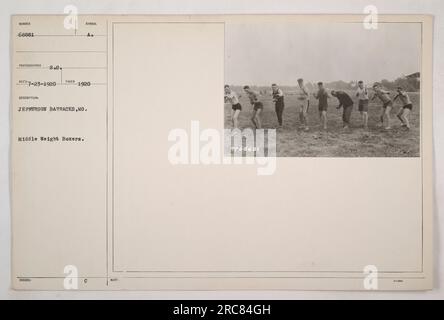 Zwei Boxer im Mittelgewicht, die in Jefferson Barracks, Missouri, gegeneinander antreten. Dieses Foto wurde 1920 von Fotograf 8,0 aufgenommen. D7-23-1920, erfasst die Intensität und Fähigkeiten dieser Athleten. Das Bild trägt das Symbol „SUMBER 68881“ und ist Teil der Sammlung „Fotos amerikanischer Militäraktivitäten während des Ersten Weltkriegs“. Stockfoto