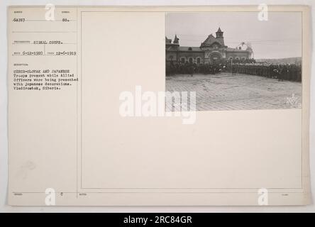 Die tschechisch-slowakischen und japanischen Truppen in Wladiwostok (Sibirien) wurden Zeugen der japanischen Orden an die alliierten Offiziere. Dieses Foto wurde am 6. Dezember 1919 aufgenommen und erhielt es am 12. Juni 1920. Das Bild zeigt die bedeutende Präsenz tschechisch-slowakischer und japanischer Soldaten in Sibirien während des Ersten Weltkriegs. Stockfoto