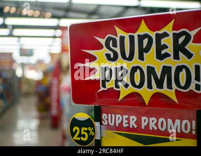 Super-Promo-Text, Tag, Abzeichen im Supermarkt, Kopierbereich, oberflächlicher Fokus. Stockfoto