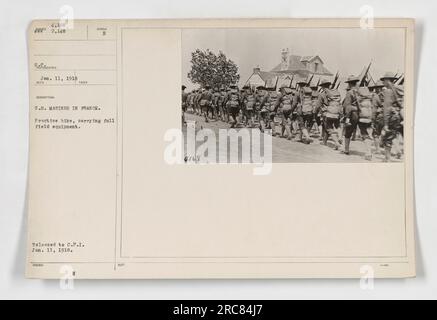 USA Marines in Frankreich nehmen an einer Probewanderung Teil, während sie eine komplette Feldausrüstung bei sich tragen. Das Foto wurde am 11. Januar 1918 aufgenommen und an den Ausschuss für Öffentliche Information (CEPI) herausgegeben. (Quelle: 111-SC-4168, Fotos amerikanischer Militäraktionen während des Ersten Weltkriegs) Stockfoto