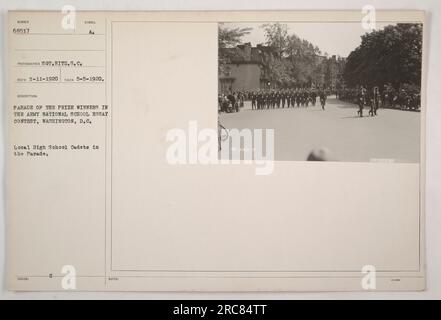 Parade der Preisträger des Army National School Essay Contest, Washington, D.C. Lokale High School Kadetten, die an der Parade teilnehmen. Das Foto wurde am 5. Mai 1920 von Sergeant Hitz von der S.C. aufgenommen Symbol Aufklärungseinheit. Beschreibung: Die Parade zeigt die Gewinner des Aufsatzwettbewerbs, der an der Army National School stattfindet. Stockfoto