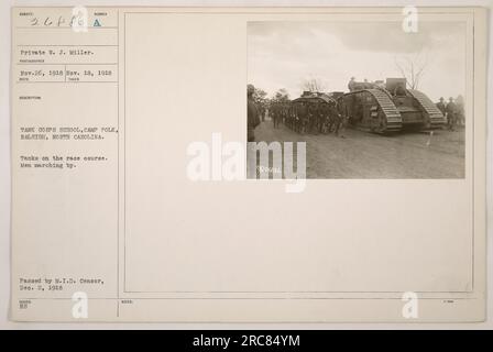Gefreiter W. J. Miller von der Panzerkorps-Schule in Camp Polk, Raleigh, North Carolina. Das Foto zeigt Panzer, die auf der Rennbahn stehen, und Männer, die vorbeimarschieren. Das Foto wurde am 26. November 1918 aufgenommen und vom M.I.D. genehmigt Zensor am 2. Dezember 1918. HS-HINWEISE bereitgestellt. Stockfoto