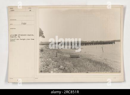 Blick auf den Frachtpier an der Aviation Experiment Station in Hampton, VA. Das Foto wurde am 3. Juli 1947 aufgenommen und mit dem Symbol AUJ ausgestellt. Es hat die Nummer 3302 und fällt in die Kategorie der TRA 312-Sammlung. Stockfoto