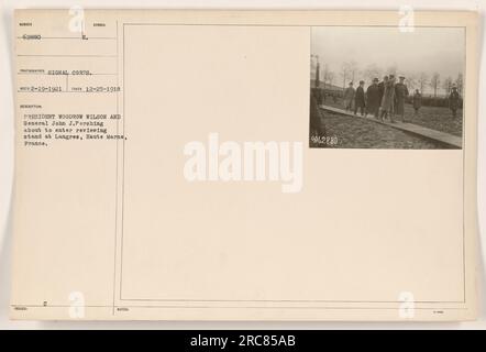 Präsident Woodrow Wilson und General John J. Pershing treten im Dezember 1918 in Langres, Frankreich, in einen Überprüfungsstand ein. Sie werden von Militärpersonal begleitet. Dieses Foto wurde vom Signalkorps aufgenommen und mit der Referenznummer 9962880 ausgestellt. Stockfoto