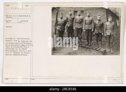 Sgt. 1. Klasse J.T. Seabrook aus S. Carolina ist auf dem Foto neben mehreren Offizieren der Wetterstation zu sehen. Die Offiziere, die für das Foto posieren, sind 1. LT. H.K. Mooker, Kapitän A.H. Thiessen, Major Wm. R. Blair (kommandierender Offizier), Hauptmann W.G. Reedy, 2. Leutnant M.C. Poster und 2. LT. F.L. Brown. Das Foto wurde am 12. Februar 1918 an der Meteorologischen Station aufgenommen, die sich 1 km östlich von Colombey-les-Belles, Meurthe et Moselle, Frankreich, befindet. Stockfoto