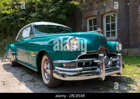 Stade, Deutschland – 9. Juli 2023: A Vintage Pontiac Chieftain from 1951, ausgestellt auf der Zusammenkunft von Summertime Drive US Car Stockfoto