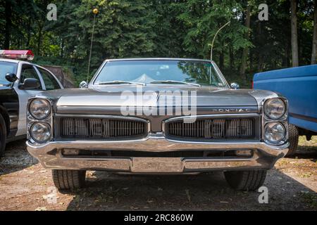 Stade, Deutschland – 9. Juli 2023: A Vintage Pontiac Tempest Custom Convertibel from 1955, ausgestellt auf der Zusammenkunft des US-Autos Summertime Drive. Niedrigwinkel vorn vi Stockfoto