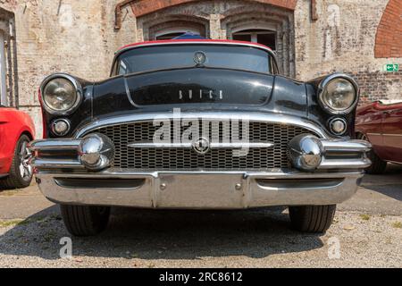 Stade, Deutschland – 9. Juli 2023: Ein altes Buick Century aus dem Jahr 1955, ausgestellt auf der Zusammenkunft des US-Autos Summertime Drive. Vorderansicht mit niedrigem Winkel. Stockfoto