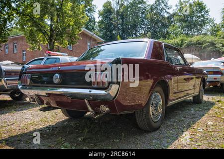 Stade, Deutschland – 9. Juli 2023: Ein altmodisches Ford Mustang Coupé aus dem Jahr 1966, ausgestellt auf der Zusammenkunft von Summertime Drive US Car. Ansicht von hinten rechts mit niedrigem Winkel. Stockfoto