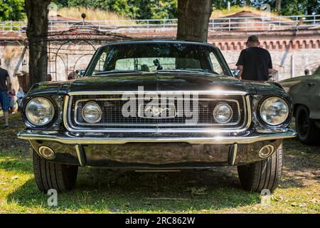 Stade, Deutschland – 9. Juli 2023: Ein altmodisches Ford Mustang Coupé aus dem Jahr 1968, ausgestellt auf der Zusammenkunft von Summertime Drive US Car. Vorderansicht mit niedrigem Winkel. Stockfoto