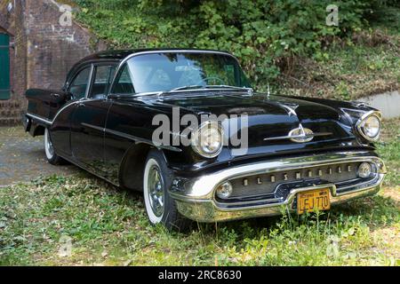 Stade, Deutschland – 9. Juli 2023: A Vintage Oldsmobile Starfire 98 from 1956, ausgestellt auf dem Treffen von Summertime Drive US Car Stockfoto