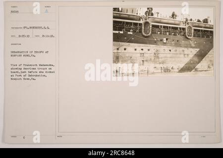 Amerikanische Truppen an Bord der Transport Madawaska, während sie sich auf den Anlegeplatz im Hafen der Einschiffung in Newport News, VA, vorbereiten. Foto aufgenommen am 11. Februar 1919, von Corporal Newberry. Bildunterschrift Nummer 38683. Stockfoto