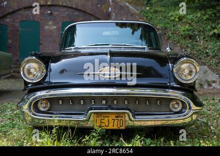 Stade, Deutschland – 9. Juli 2023: A Vintage Oldsmobile Starfire 98 from 1956, ausgestellt auf dem Treffen von Summertime Drive US Car Stockfoto