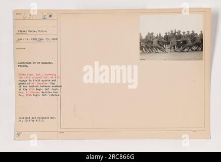 Mitglieder der 369. Infanterie, früher bekannt als die 15. Farbige Infanterie von New York, nehmen während des Feldsports und der Spiele in St. Nazaire, Frankreich. Captain George F. Hinton von der Maschinengewehrfirma dient als Schiedsrichter. Dieses Foto wurde zensiert und am 14. März 1918 von W.C.D. Buld veröffentlicht. Stockfoto