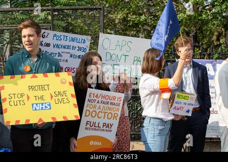 London, Großbritannien. 13. Juli 2023. Junior-Ärzte in England haben einen neuen fünf-Tage-Walk-out im Juli angekündigt, der längste Streik, der noch zu hoch bezahlt wurde, und befinden sich auf der Streiklinie außerhalb des St. Thomas Krankenhauses Kredit: Richard Lincoln/Alamy Live News Stockfoto