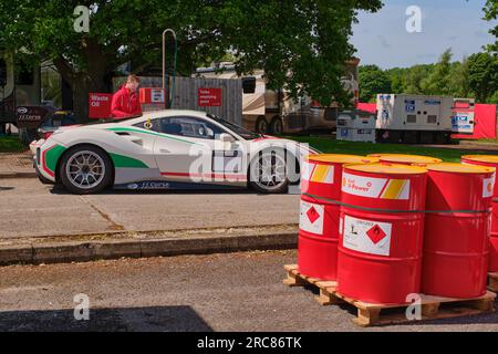 Ein Rennwagen der Ferrari Challenge tankt an der Tankstelle im Oulton Park Stockfoto