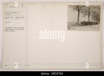 Soldaten kommen aus Deutschland in der Nähe von Verdun, Maas, Frankreich zurück. Das Foto, das LT. Paul W. Cloud am 26. Februar 1919 machte, zeigt Kriegsgefangene, die kürzlich freigelassen wurden. Diese Soldaten gehörten zu den vielen Kriegsgefangenen, die nach dem Ersten Weltkrieg in ihr Heimatland zurückkehrten (50 Wörter). Stockfoto